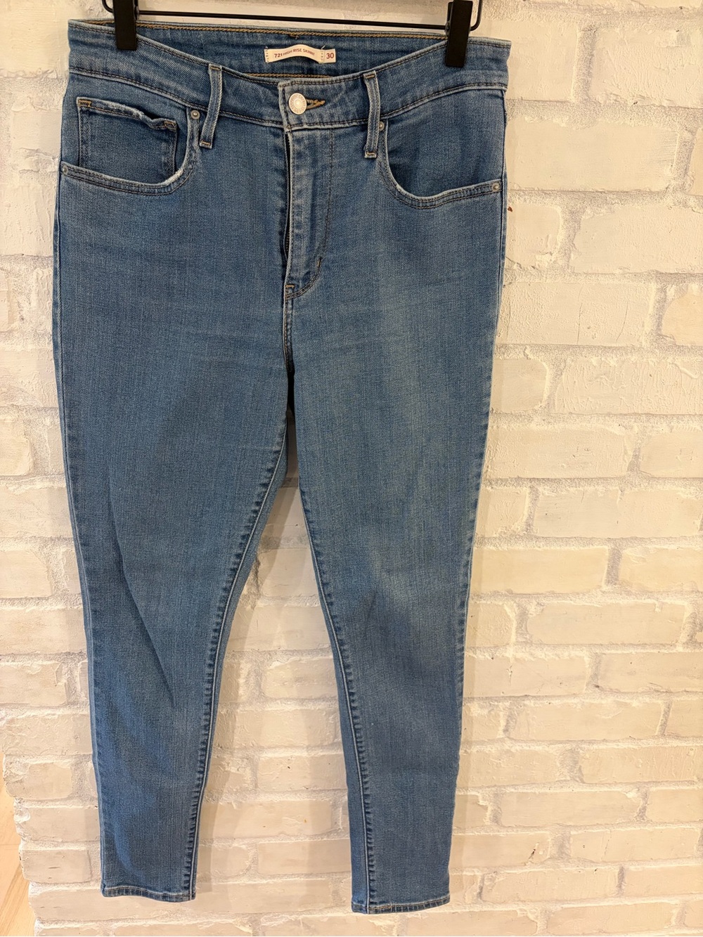 Levi’s Classic High-Rise Women's Jeans in Light Blue (B6)